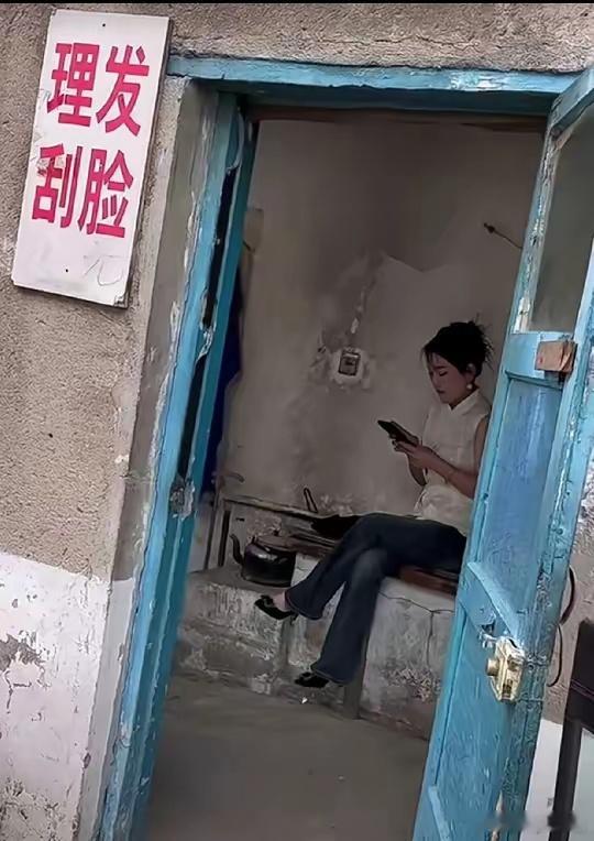 头发有点长了，来理个发！[大笑]​​​
