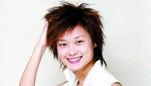 李宇春送谢霆锋一把价值100万的吉他，谢霆锋问她：“春春，你很漂亮，但打扮中性，