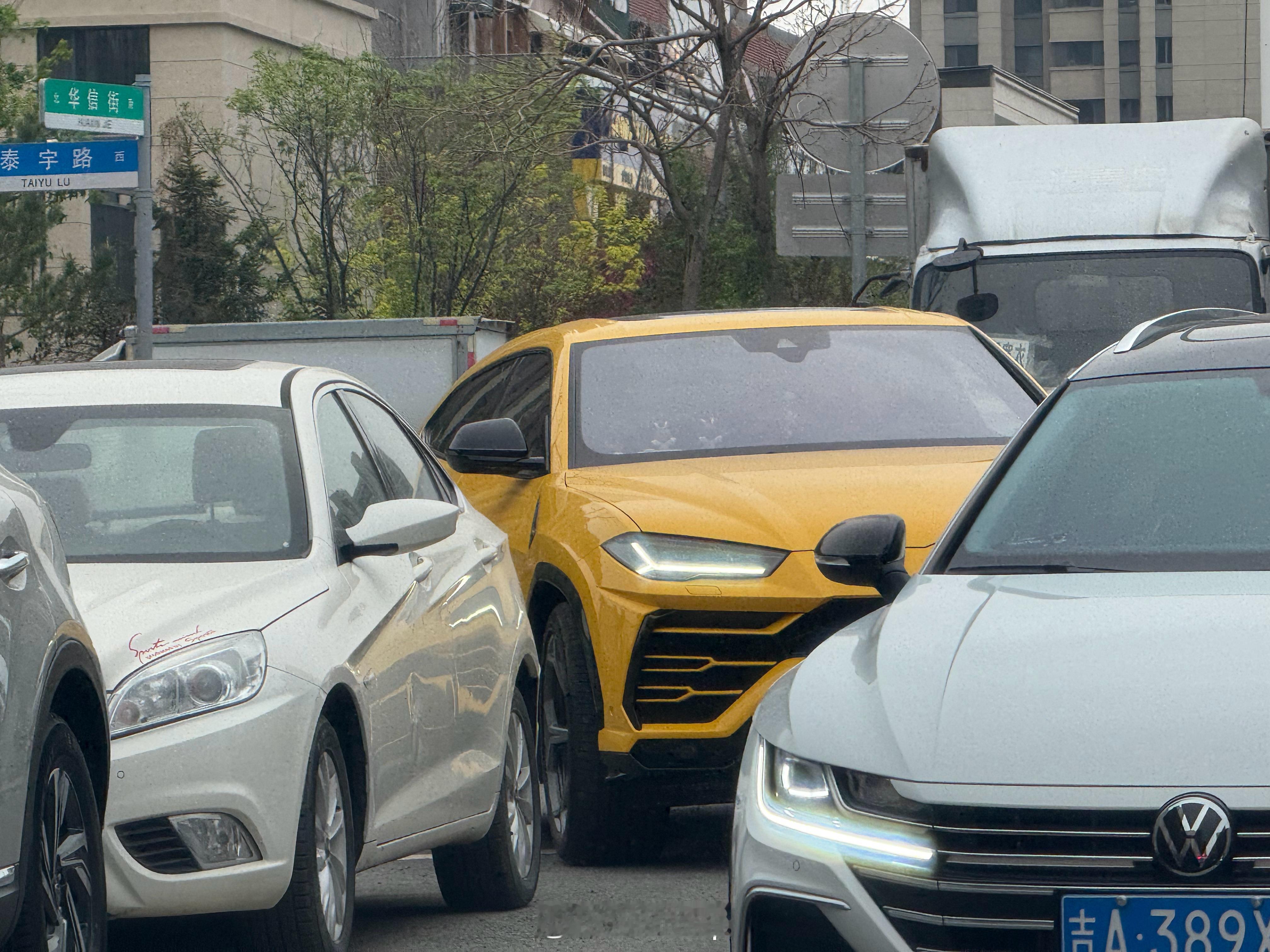 来幼儿园接儿子放学，发现了一台兰博基尼。我打算让我儿子多和这位女同学接触，主要是