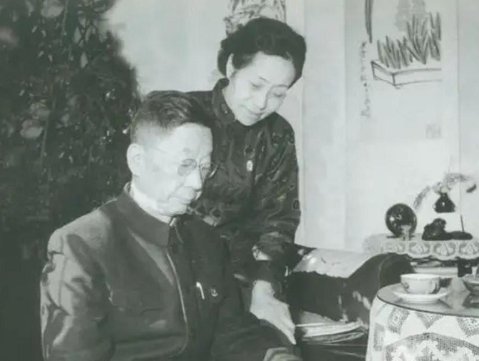 1938年，周恩来介绍了一位才女做老舍的秘书，不久两人偷偷的同居了。老舍的妻子和