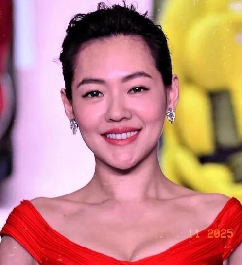 大S去世近百日，小S举办活动悼念姐姐，却因为佩戴大S生前留下的昂贵珠宝引发巨大争
