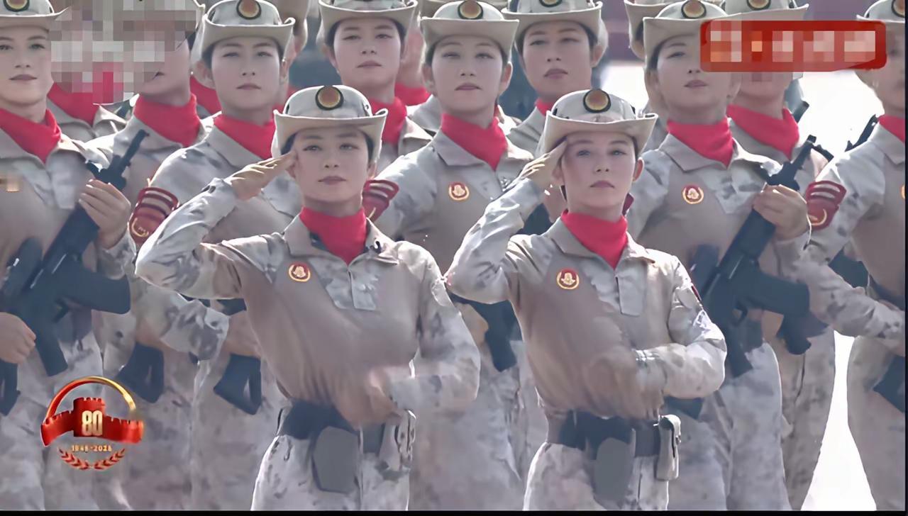 今年9.3阅兵的受阅女兵穿的是迷彩服，比以前的裙装更好看，更干练，更具军人气质。