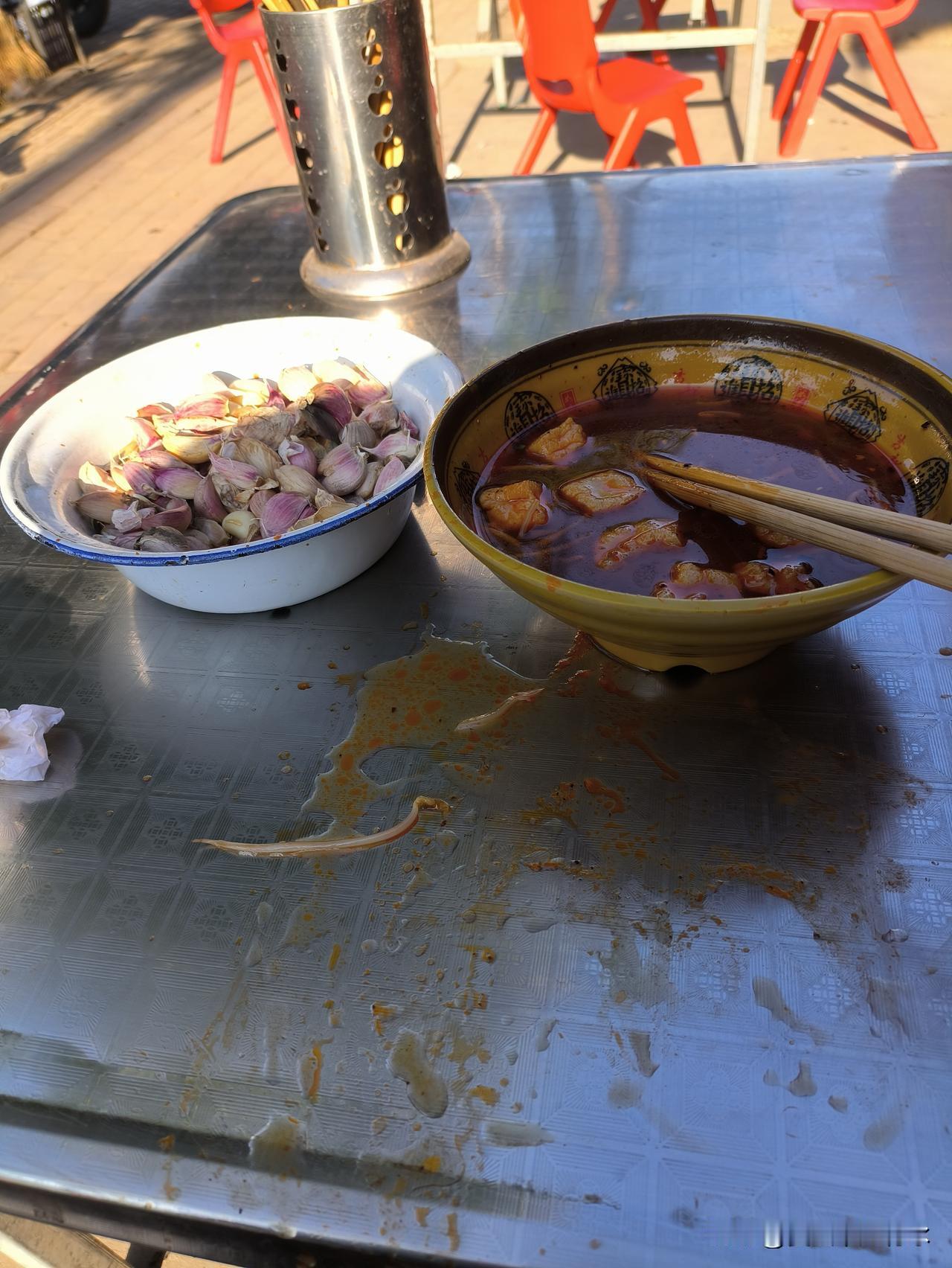 有一家早餐店，主打“窝子面”，店面位于十字街口。这里每日人来人往、车水马龙，算得