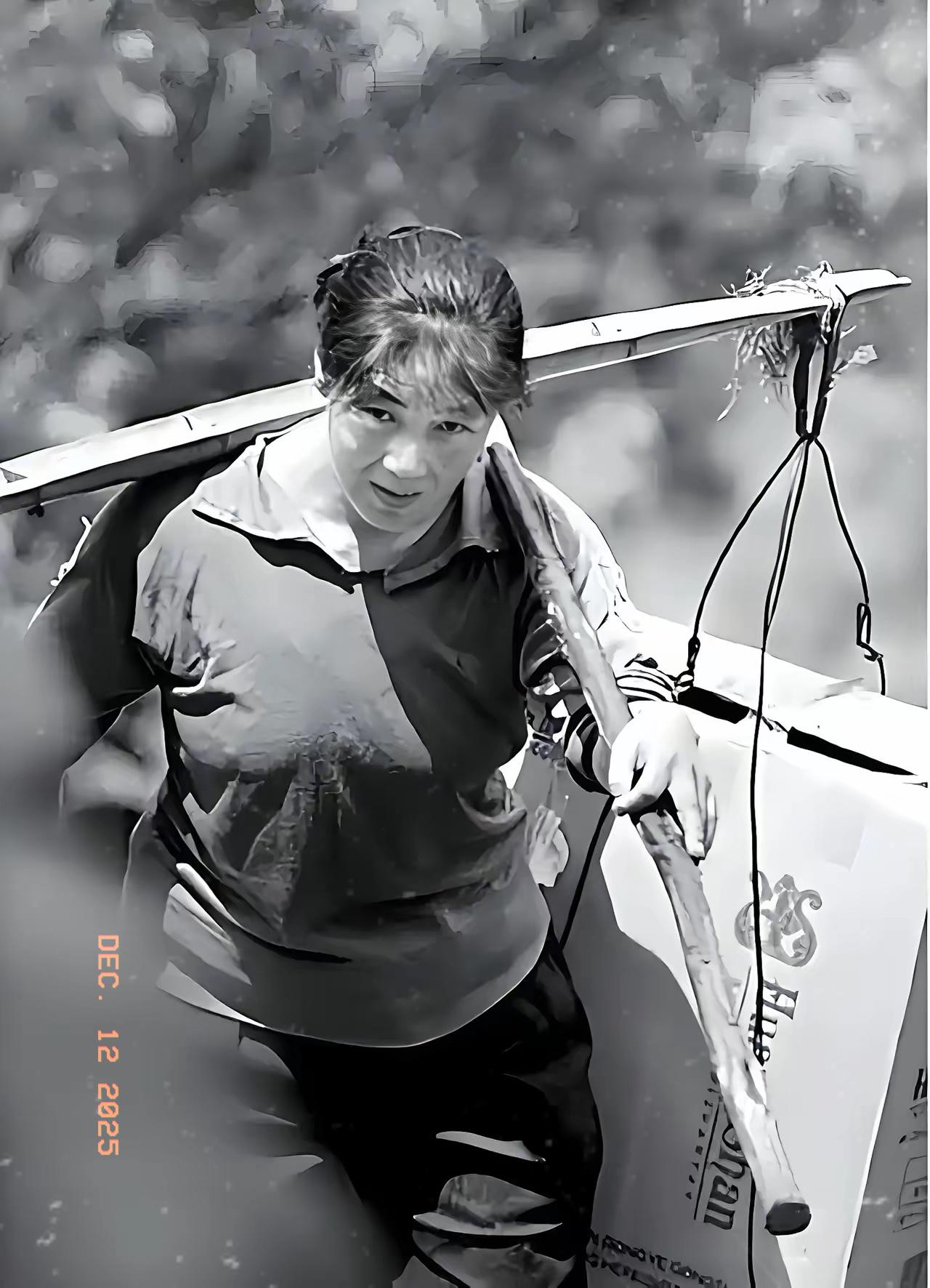 人性的冷漠有多戳心。黄山女挑夫刘丽17年咬牙撑家，靠肩头几十斤货担养大三孩，还