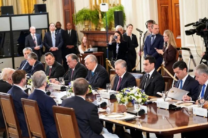 11月30日，香港《南华早报》报道:“为降低对华依赖，日本邀请中亚五国赴东京谈合