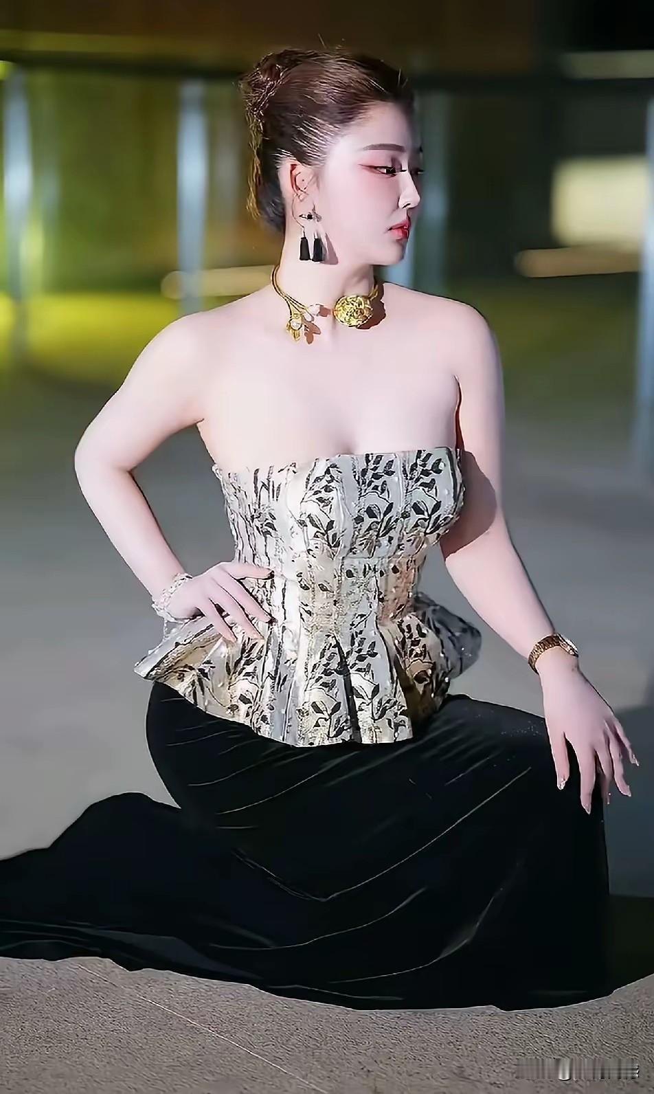 据说这又是一个在选美中出现的翘楚式人物，获得了很好的名次，但是实事求是说，这绝对