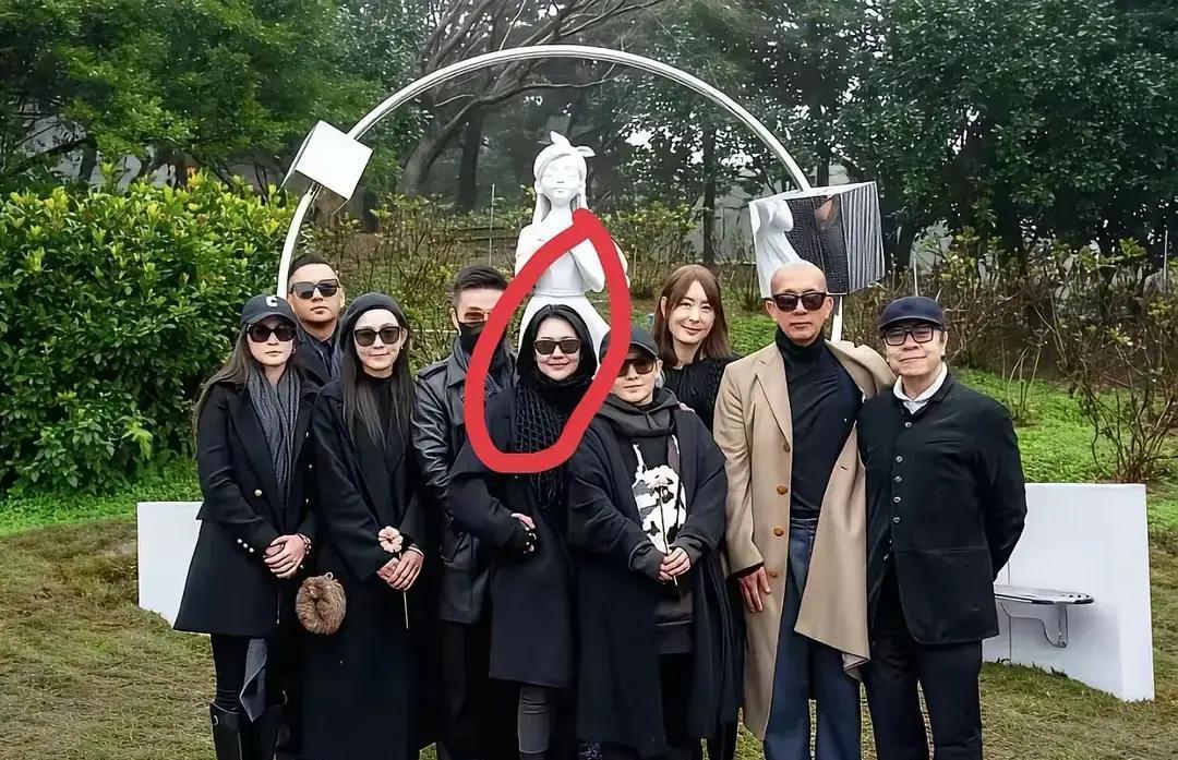 别骂了。大S忌日上，小S那个刺眼的“仰天长笑”，看懂的人，都沉默了。她不是没