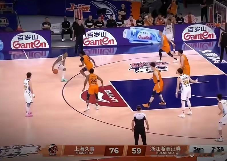 记录我的2026是浙江广厦内部不合还是塔克不愿意相信孙铭徽，昨晚比赛最有意思的一