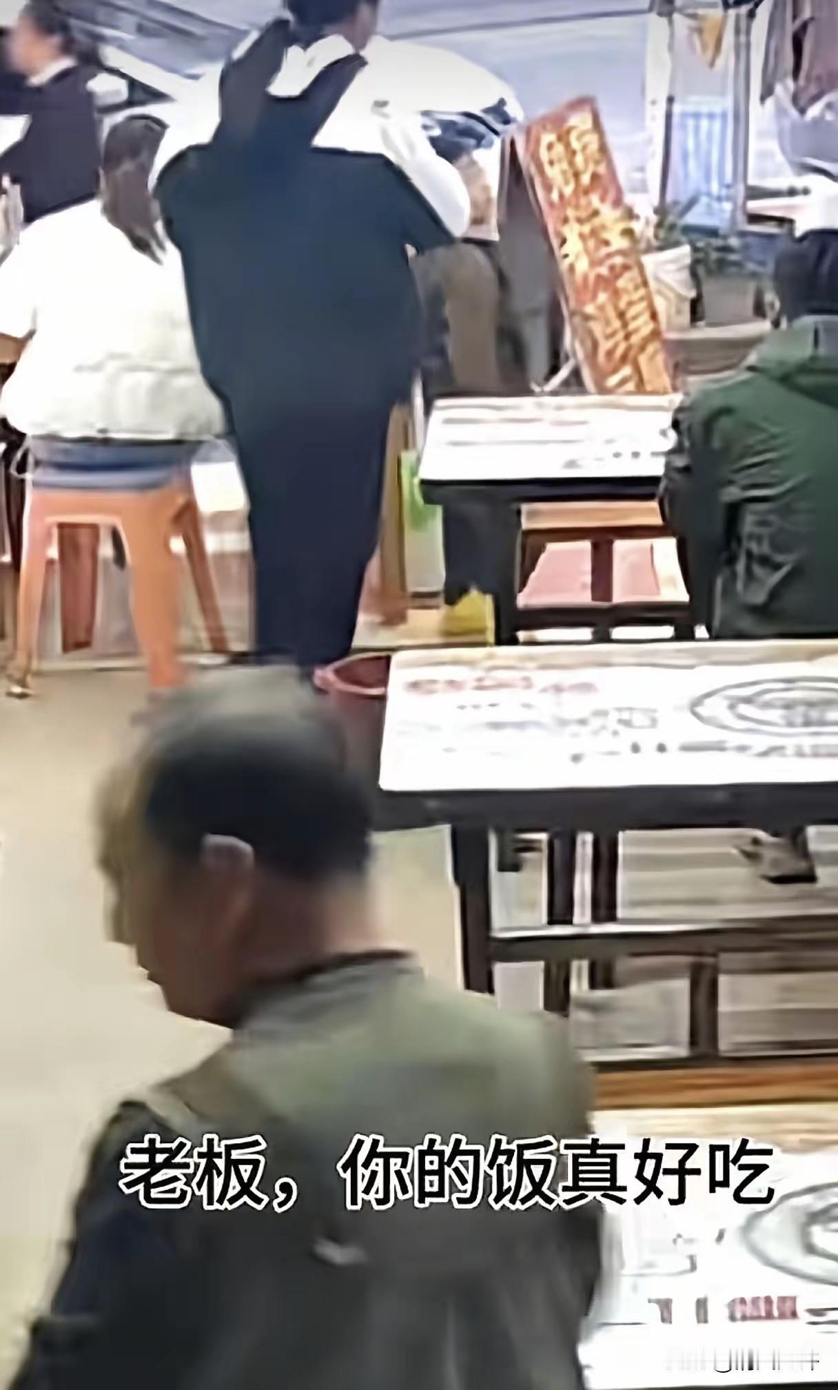 男孩一句话火上人民日报了！男孩和妈妈去店里吃牛肉粉，孩子端起碗连汤都喝个精光，临