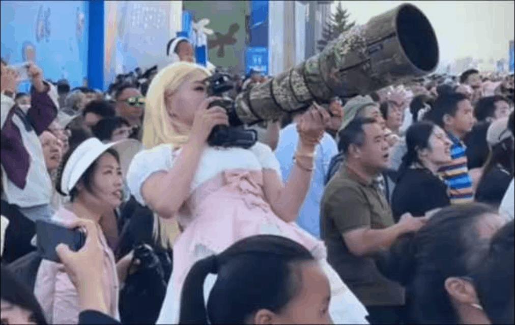 手中的大炮，环绕在长春航展，姑娘豪横霸气的拍，成为现场一道靓丽的风景线！另外，