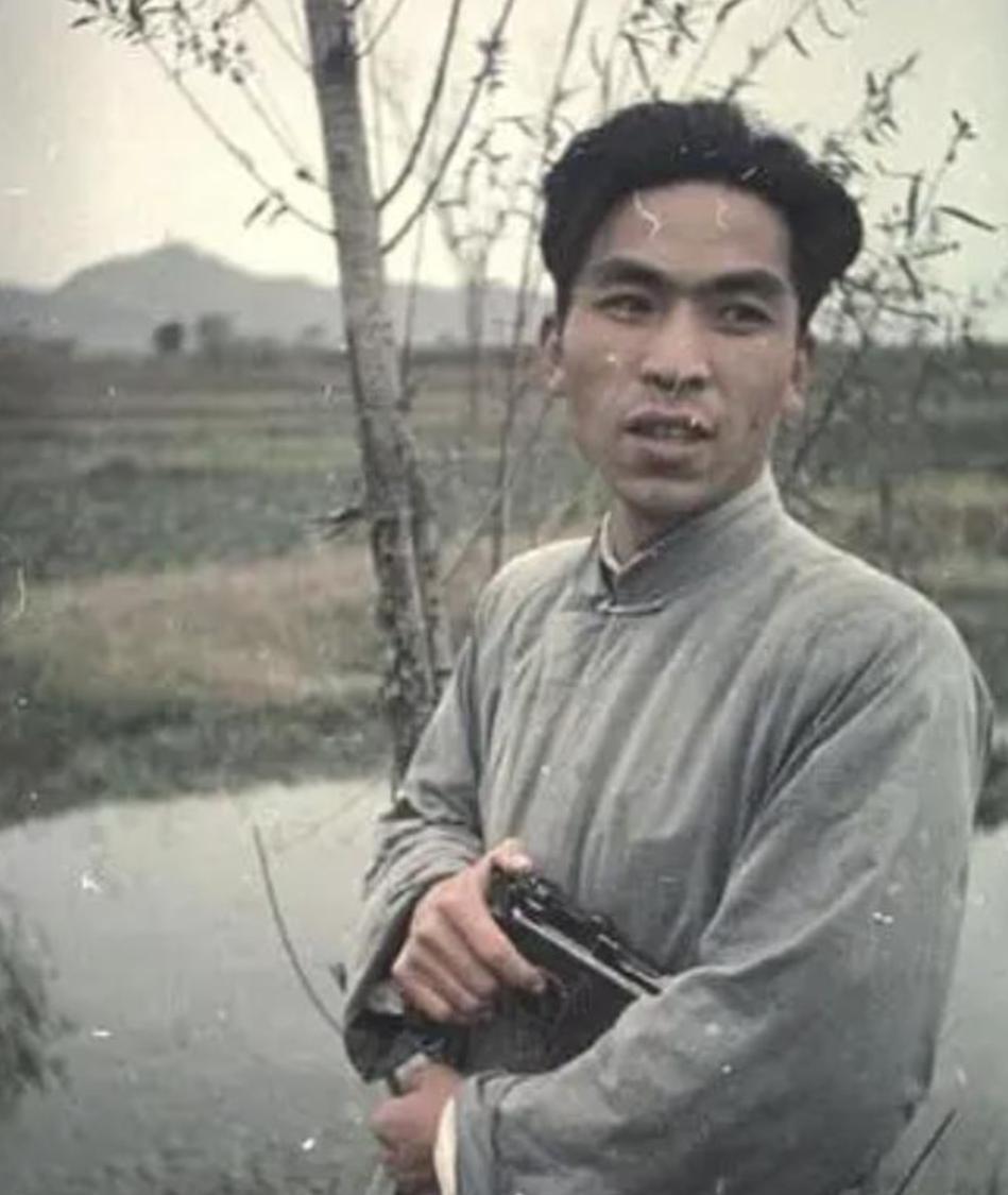 1947年，地下党被处决前婉拒房东送的断头饭：“我吃不下”，房东弯腰轻声说：“这