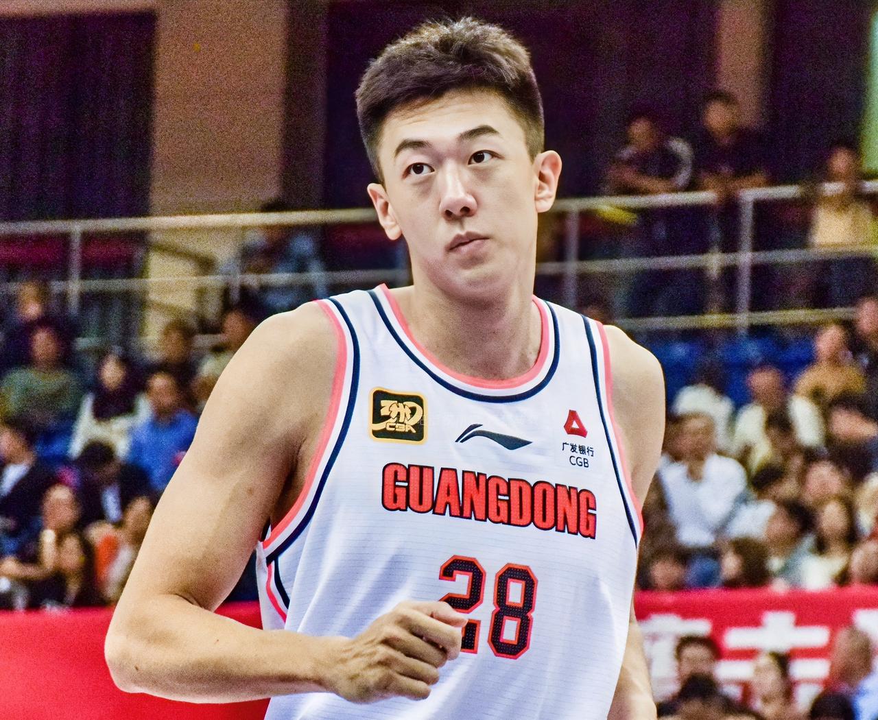 离谱！广东首发中锋20分钟0分0篮板，后卫徐杰都狂抢5篮板，这也太扎心了吧！