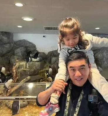吴大维全家福曝光：5岁女儿超可爱，妻子年轻漂亮