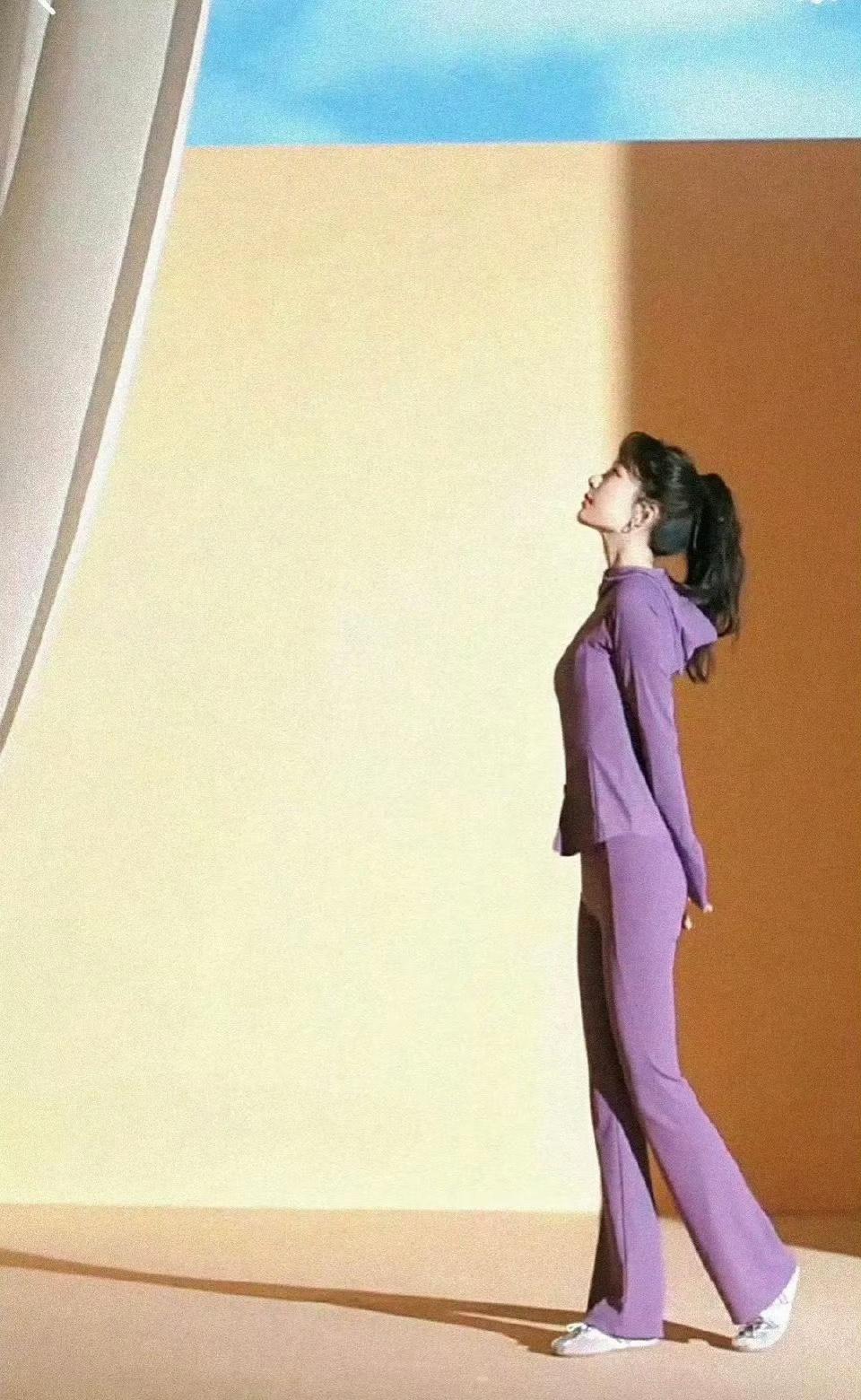 杨紫这组图看得人心里一咯噔。紫色运动服一穿，侧过身那线条细得像纸片人，感觉风大点