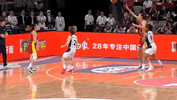 女篮双塔亚洲无解！韩旭+张子宇平均身高2.17米，即使放在男篮比赛中也是绝对的优