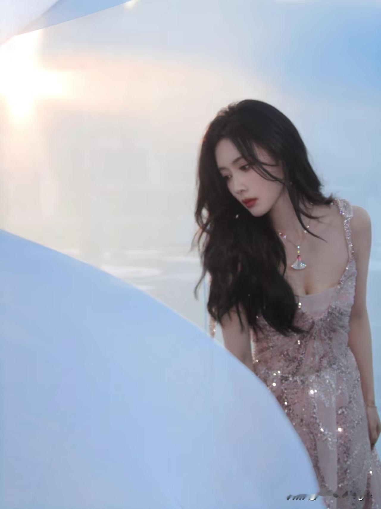 梦幻仙境中的优雅仙女，粉色礼服与绚丽花海相映成趣。