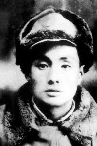 1943年，山西贾令镇街头，一支手枪从骑车人腰间滑落，在青石板上滚了两圈。四个伪