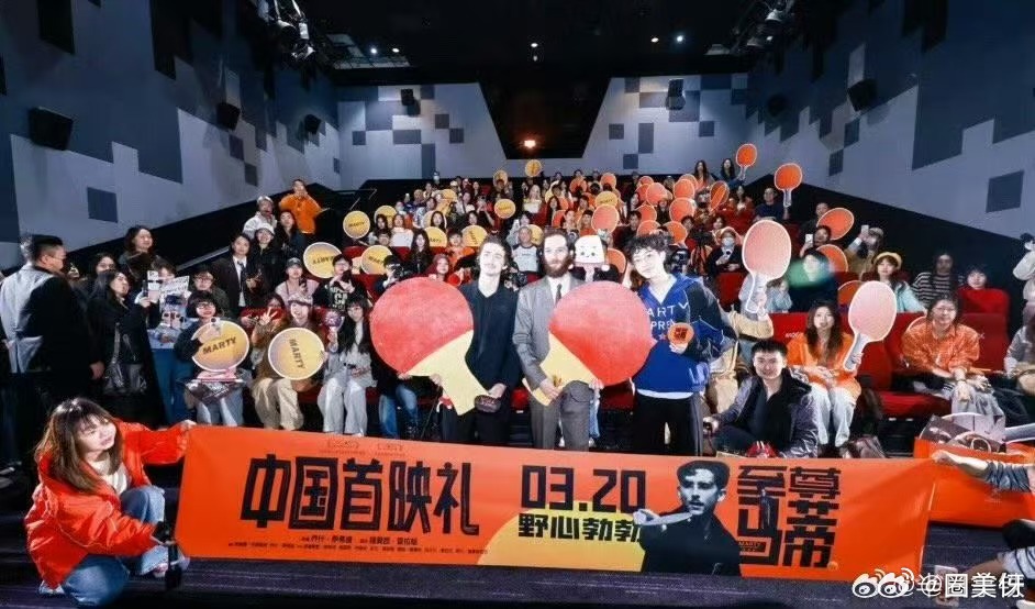 伊能静晒恩利甜茶合照伊能静晒恩利甜茶合照直接解锁顶级联动！恩利此次主持首映礼全程