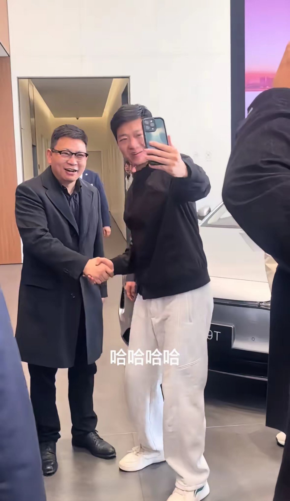 余承东过年回家前后穿衣细节大不同！回孟集老家时穿得普普通通、随随便便，跟农村大哥