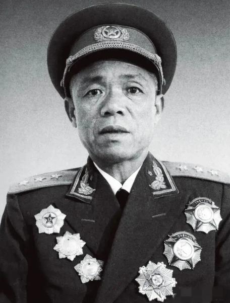 1970年，福州军区司令韩先楚收到一份密电：下放到江西劳动的陈云重病不起。韩先楚