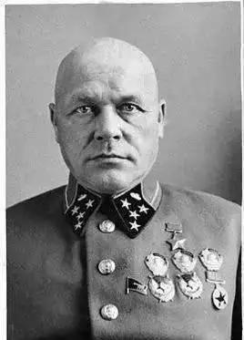 此人是苏联大将，本与朱可夫齐名，却因战败被斯大林枪决1941年7月22日，莫