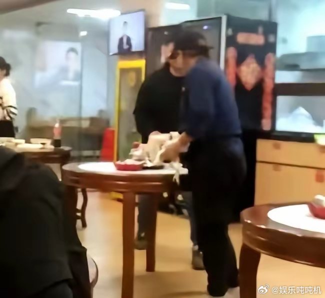 51岁的港星麦家琪，如今扎根广东肇庆广宁的小县城，守着一家云吞店，穿工服擦桌收碗