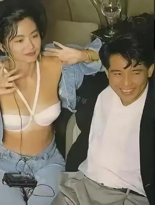 1980年林青霞和秦汉那张亲密合影，真是让人感慨万千。照片里林青霞穿着清凉，笑容