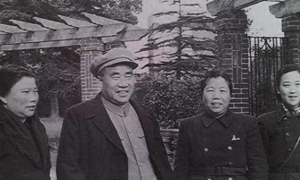 1953年，朱德去邓子恢家做客，期间，12岁的邓苏生站在一旁给长辈倒酒，朱德一脸