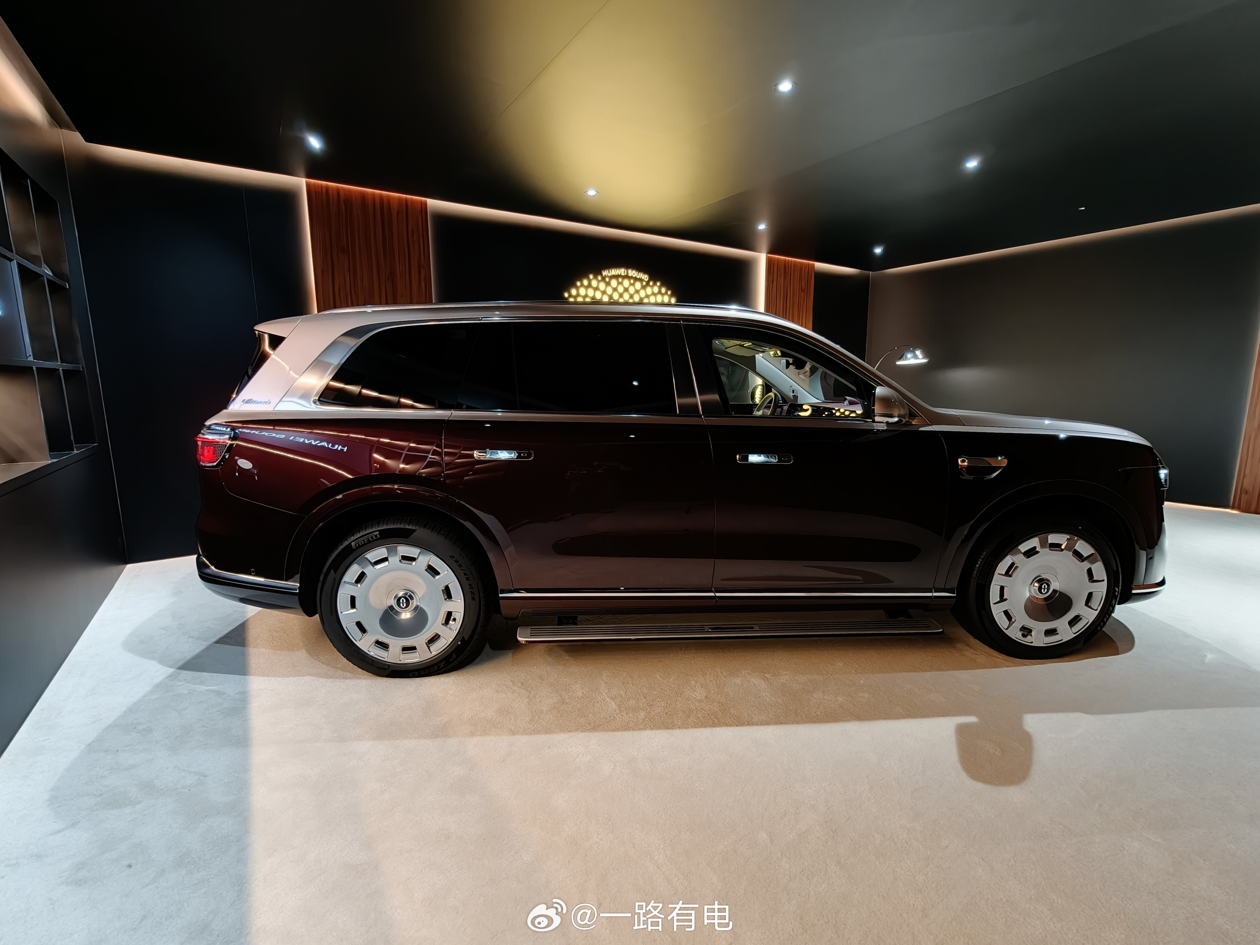 实拍问界M9 Ultimate领世加长版 一打开车门就是满满的豪华感...