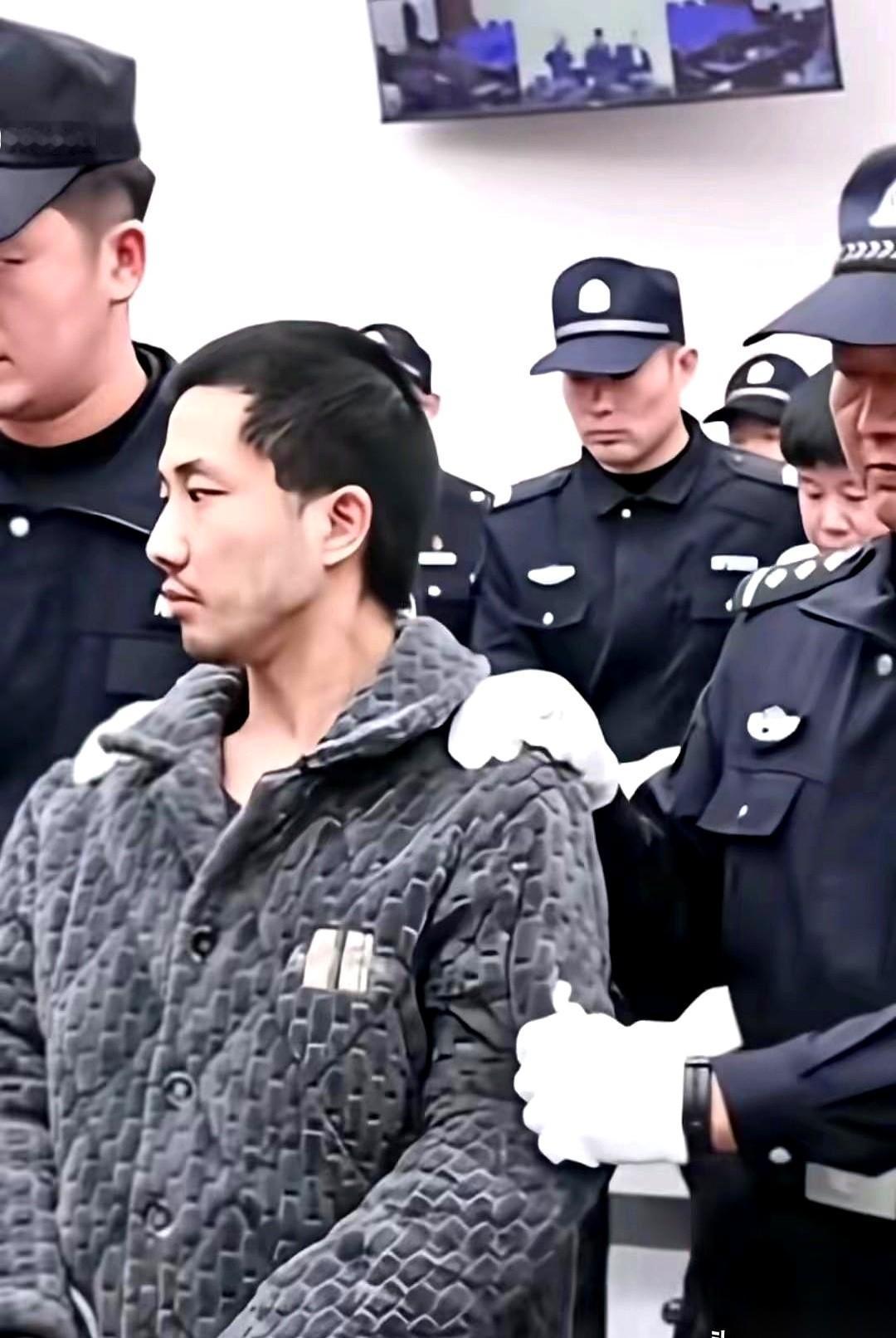 刚刷到那几个人的照片，后背一下就凉了。居然还有个女的。真的，你把照片扔人堆里