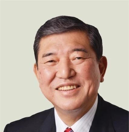 为啥日本容不下田中角荣、石破茂这样的明白人，却疯狂追捧右翼高市早苗之流呢？瞅瞅