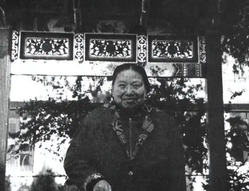画面里呈现的是毛主席的亲家张文秋老人快100岁时的状态，天天对着镜子描眉化妆，她