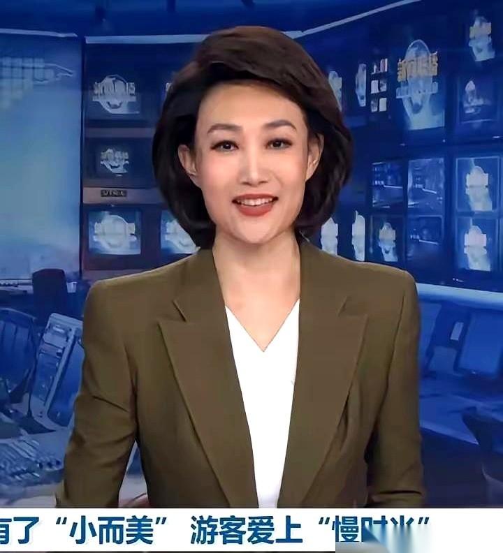 全国观众正盯着央视新闻那块标志性的蓝背景，主播李梓萌却突然破功了。导播的手指哪