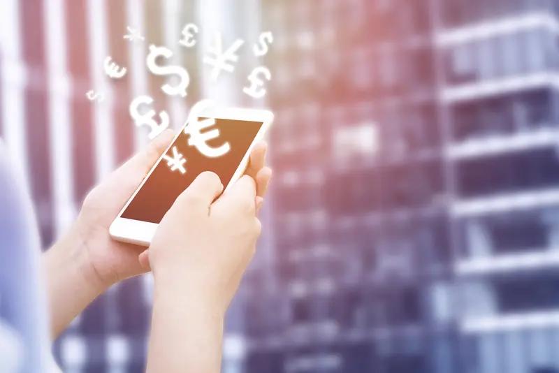 因为手头紧，我向哥哥借了三万。他让嫂子直接微信转给了我。隔天和嫂子吃饭，她中途