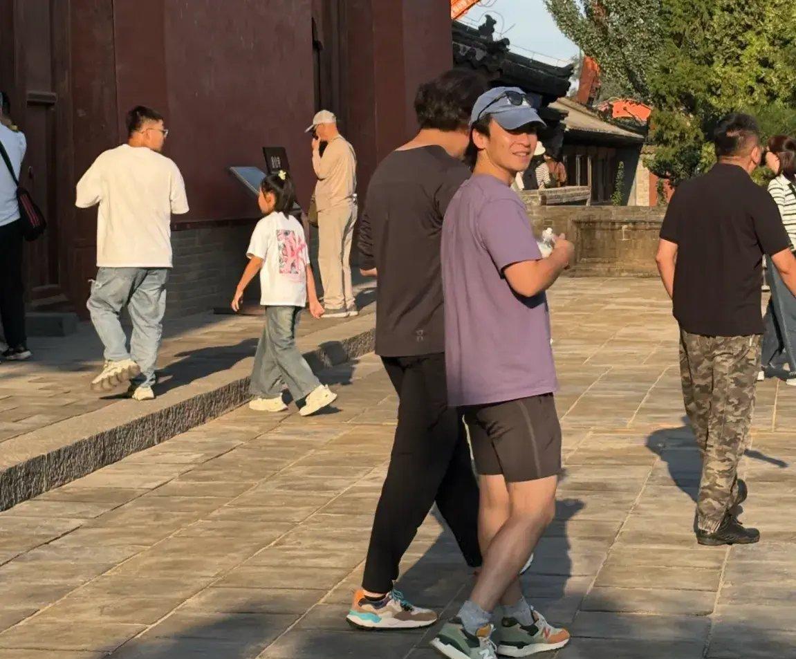 董子健近日与好友一同前往大同旅行，身穿简约的短裤短袖，造型清爽低调，毫无明星架子
