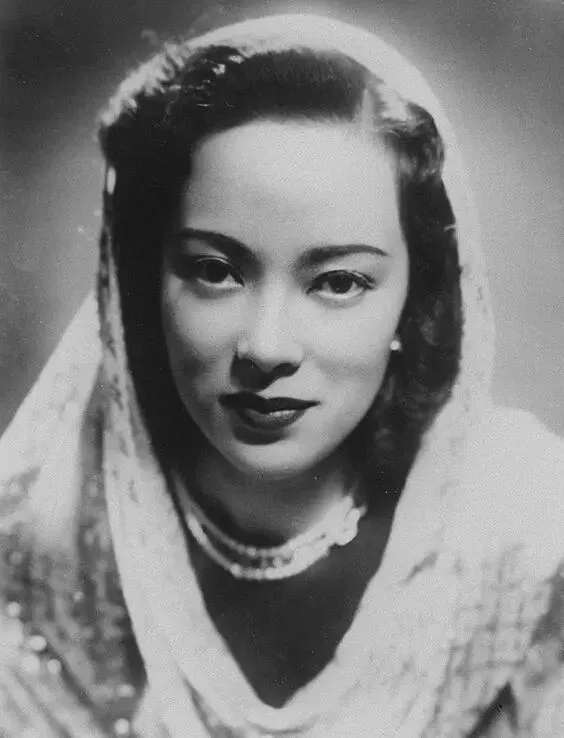 1945年11月，国民政府法庭一致通过判处著名歌星李香兰汉奸罪，并处以死刑。没想