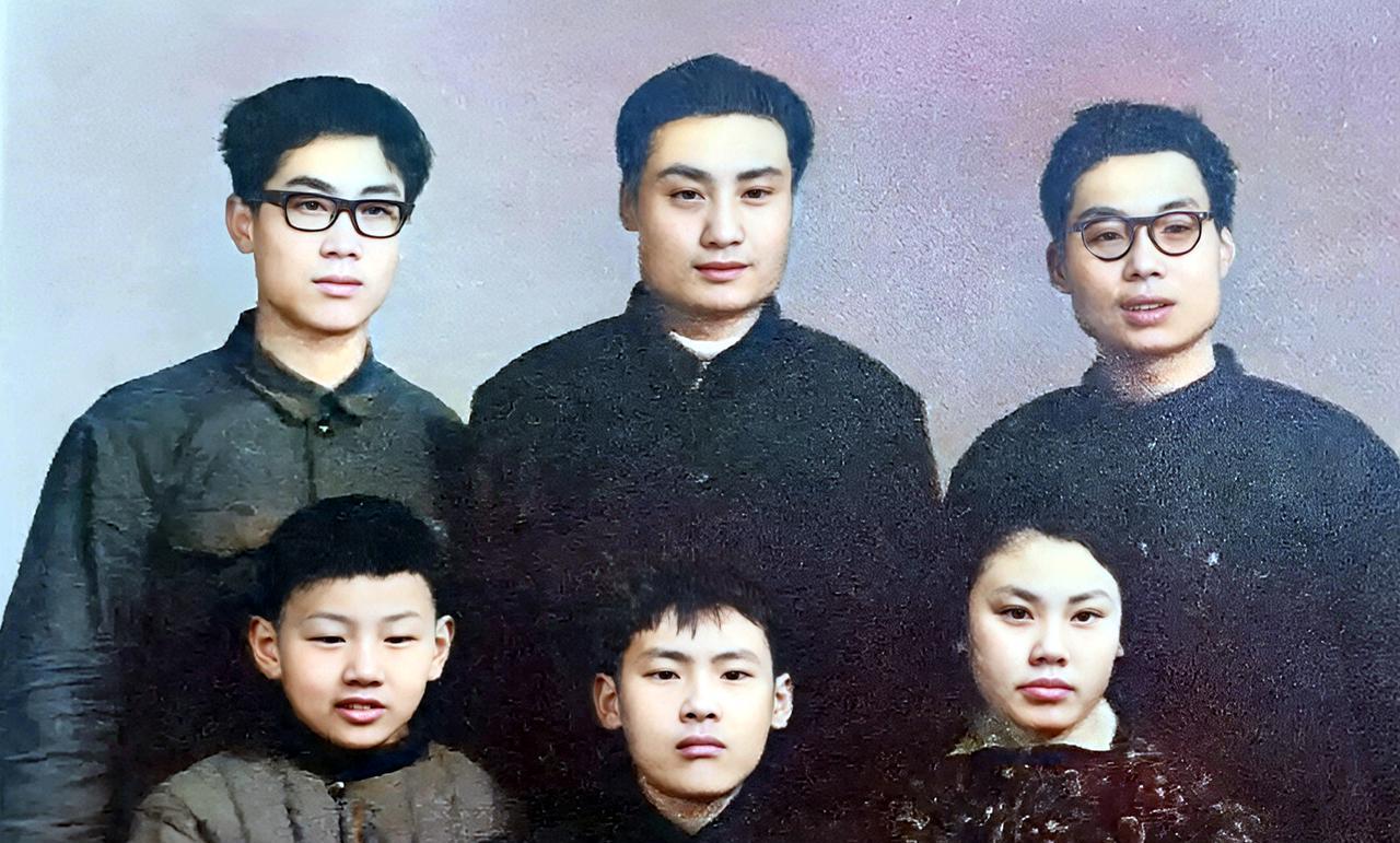 这是宗老年轻时与弟弟妹妹的合影。照片中，宗老站在大哥的位置，好似在年龄上比弟弟妹
