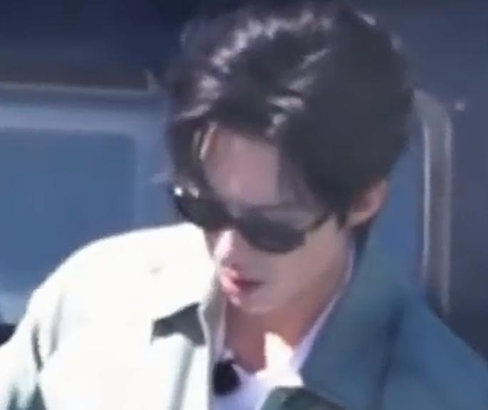 2026年3月3日，刘宇宁在新西兰录制户外探索综艺《地球超新鲜》第二季时，以飞行