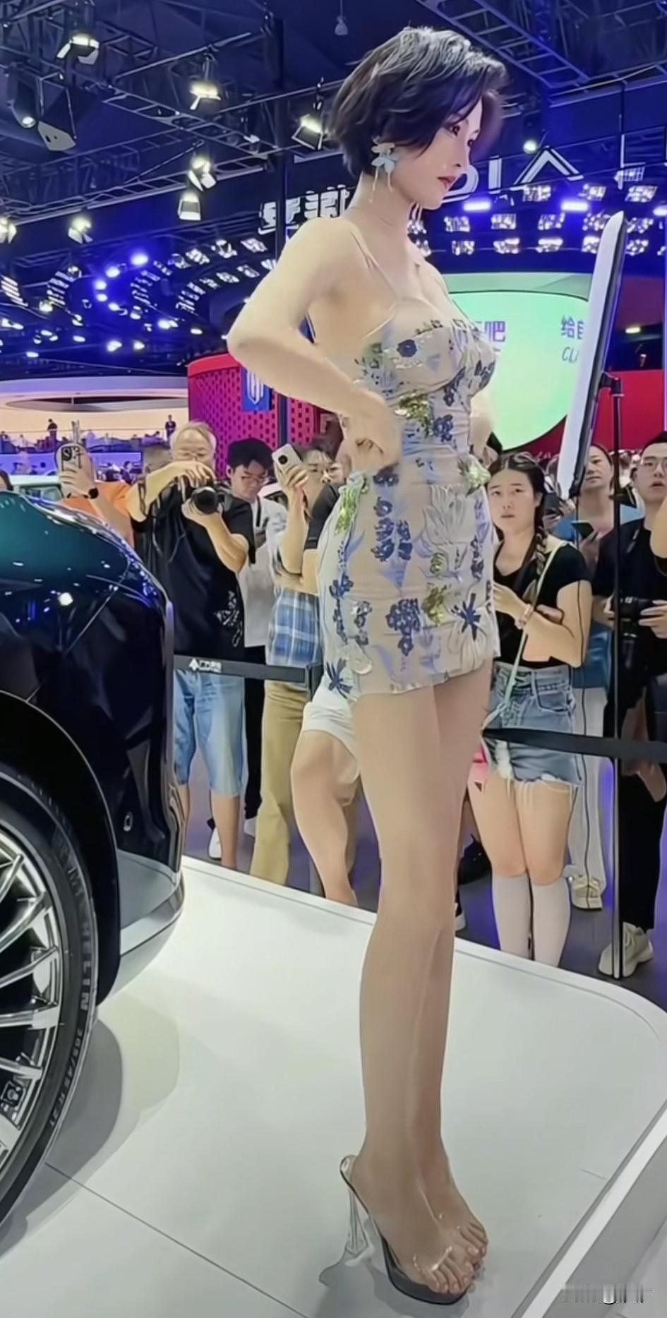 猜猜这个站台是哪个？现场围了很多的摄影爱好者，不仅吸引了很多男性，还吸引了