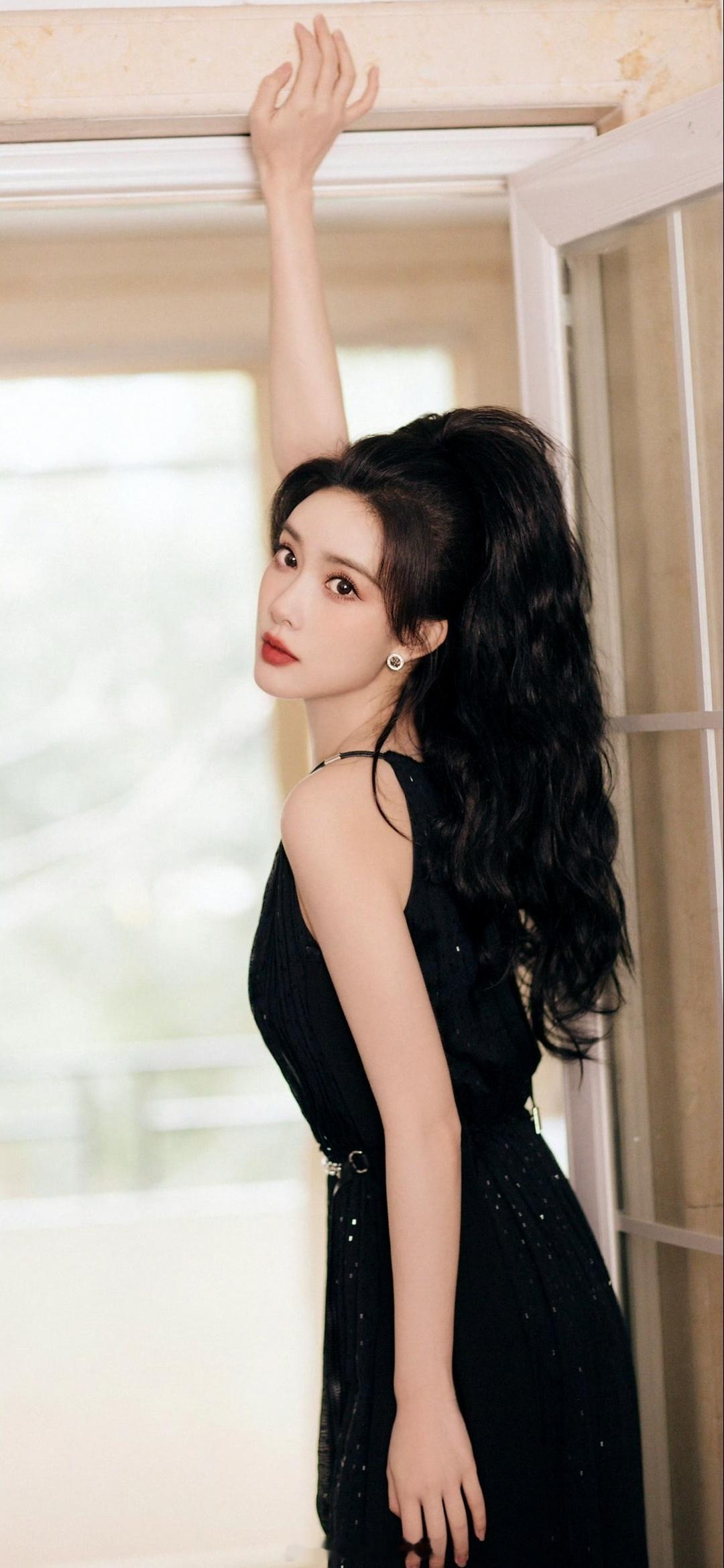 孟子义红唇黑吊带