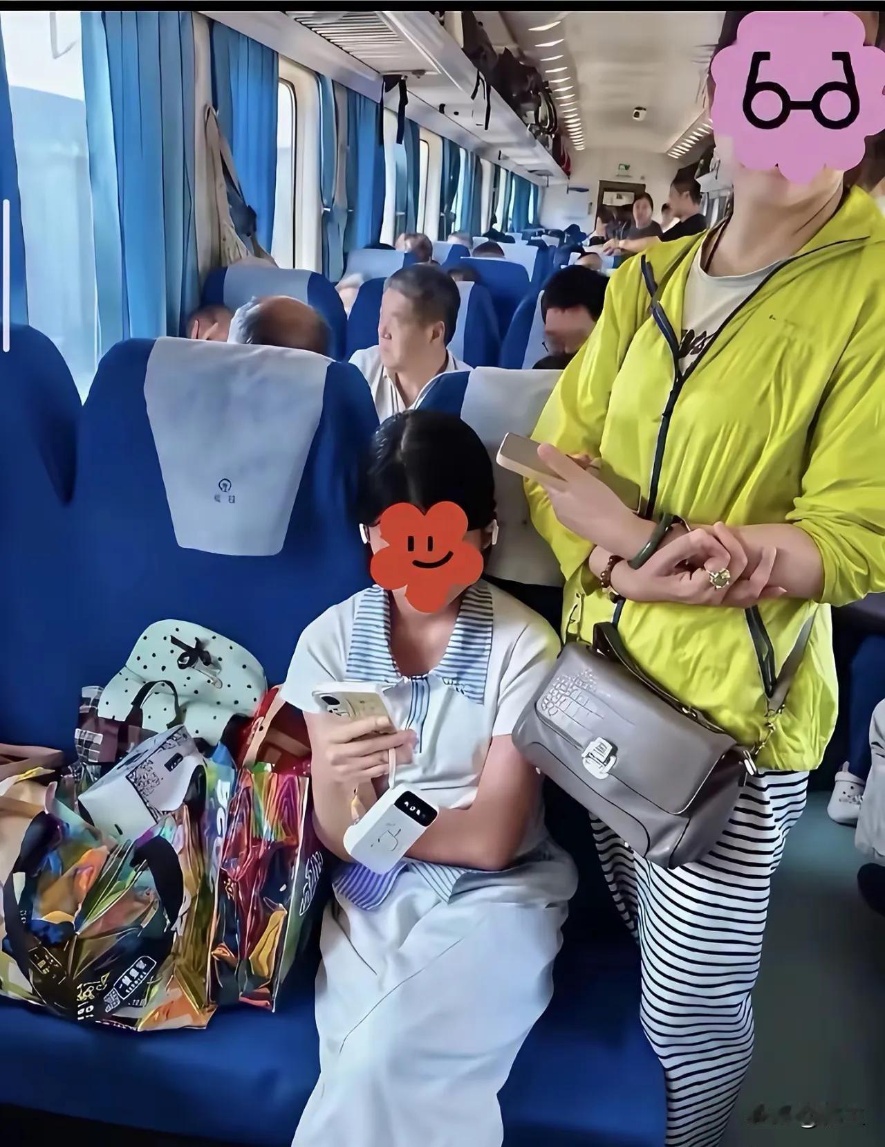 两女孩高铁用零食占座位一事，这三点不吐不快。1、孩子的家长有买三张票，为何要
