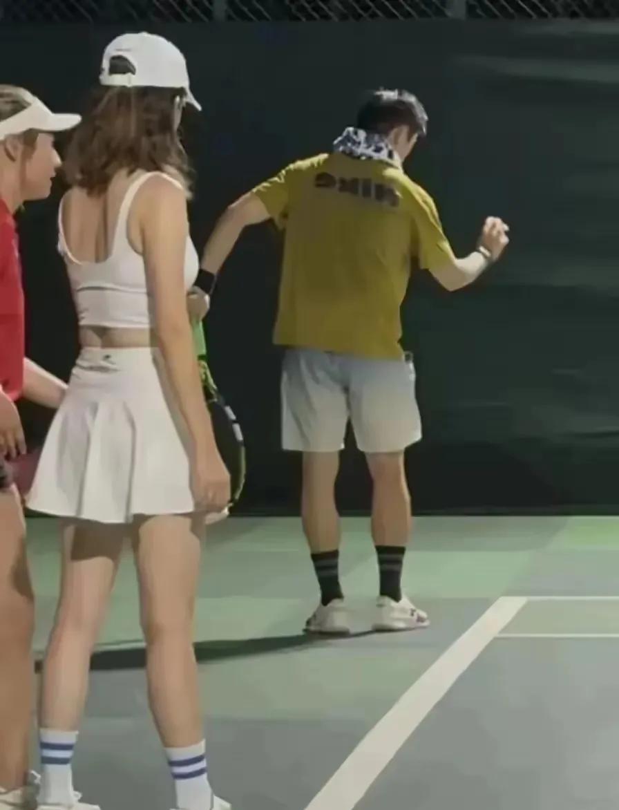 郑恺与妻子晚间一同前往网球场运动，甜蜜互动尽显恩爱。苗苗身穿运动装，优雅展现纤细