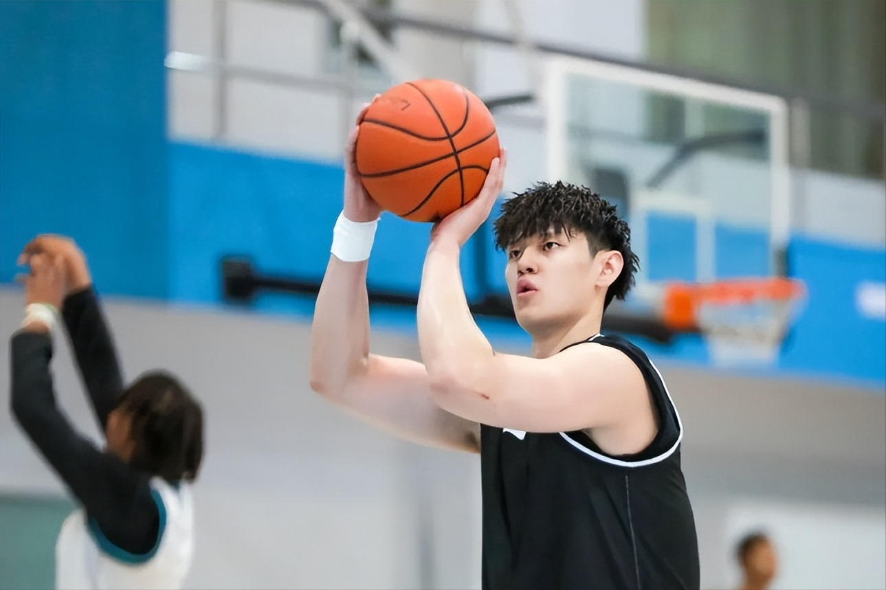 曾凡博复出半场上双，领先40分！姜伟泽6中0