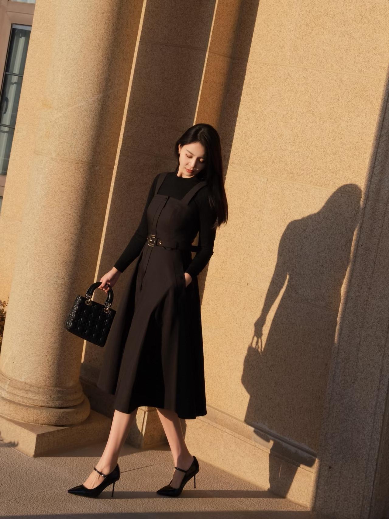 予黑裙，以光影浪漫