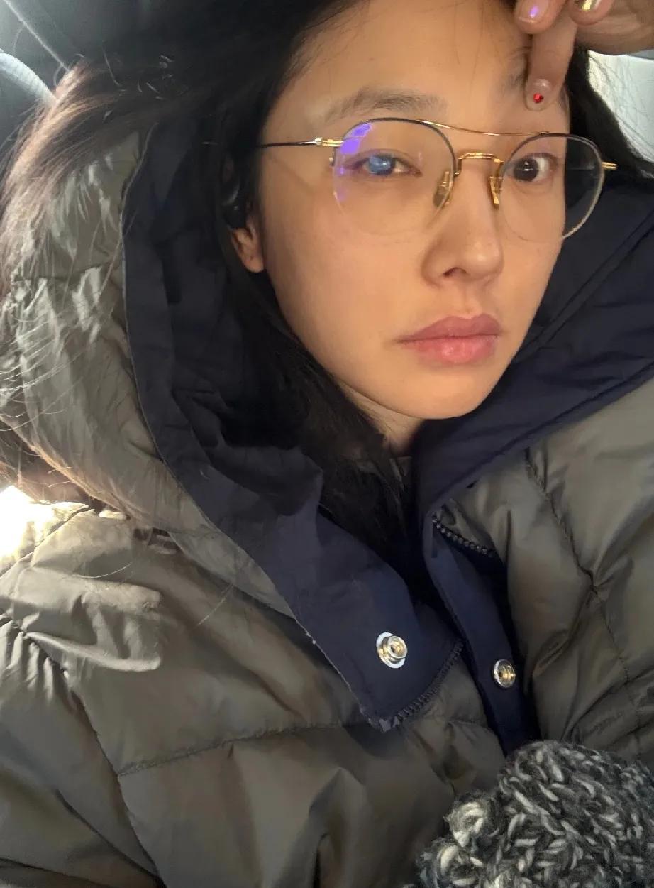 白百合这是在演我上班时候的样子吧，她最近晒出一组照片，配文“都是这样上班儿吗？想