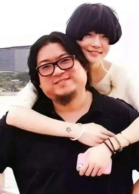 2011年，高晓松在社交平台大秀恩爱：“我太幸福了，我老婆170，又高又漂亮。”