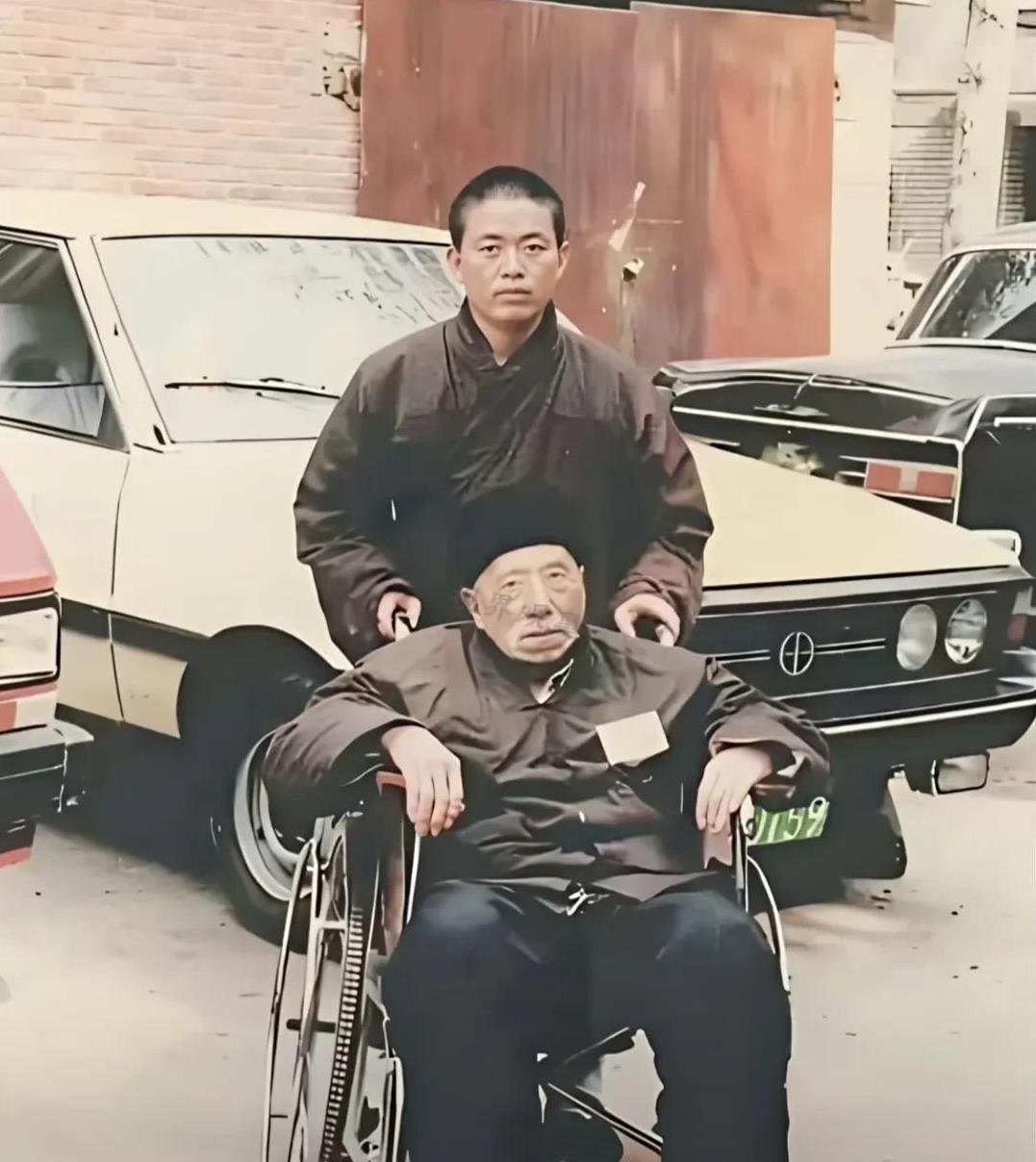 这张照片拍摄于1981年，当年释永信才16岁，他推着轮椅，轮椅上坐着应该是他师父