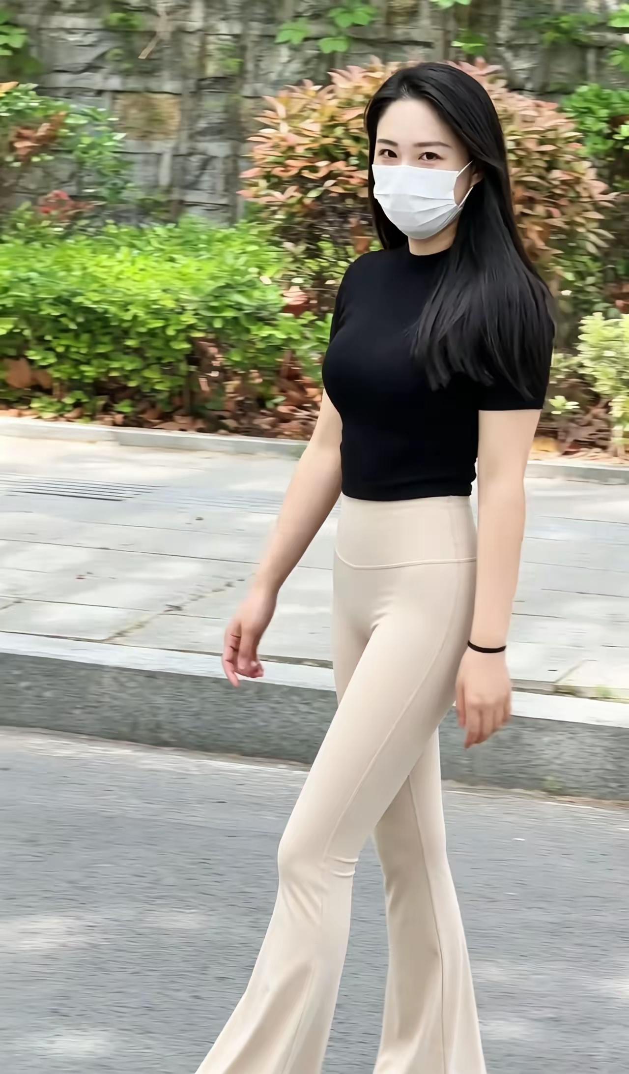 这裤子，太吸引人眼球了。人靠衣装马靠鞍，一点都不错。