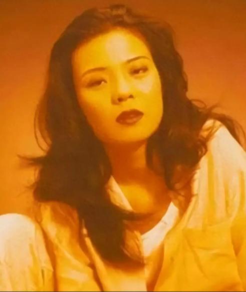 1999年，28岁的谢津洗完澡后，从23层高楼一跃而下，临终时，她躺在母亲的怀里