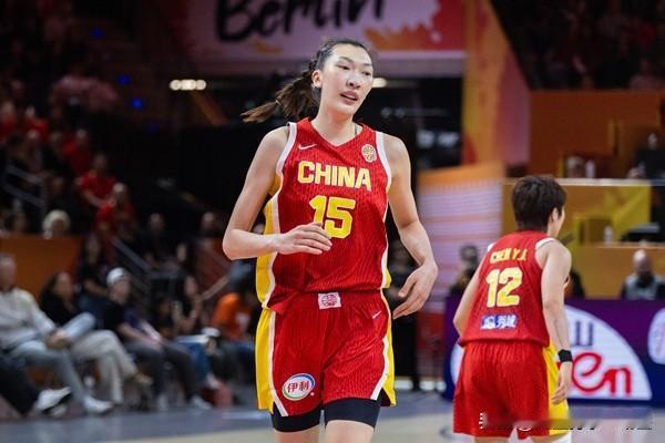 中国女篮71：51意大利女篮，对中国女篮打分评价如下：1、韩旭：9.9分稳，